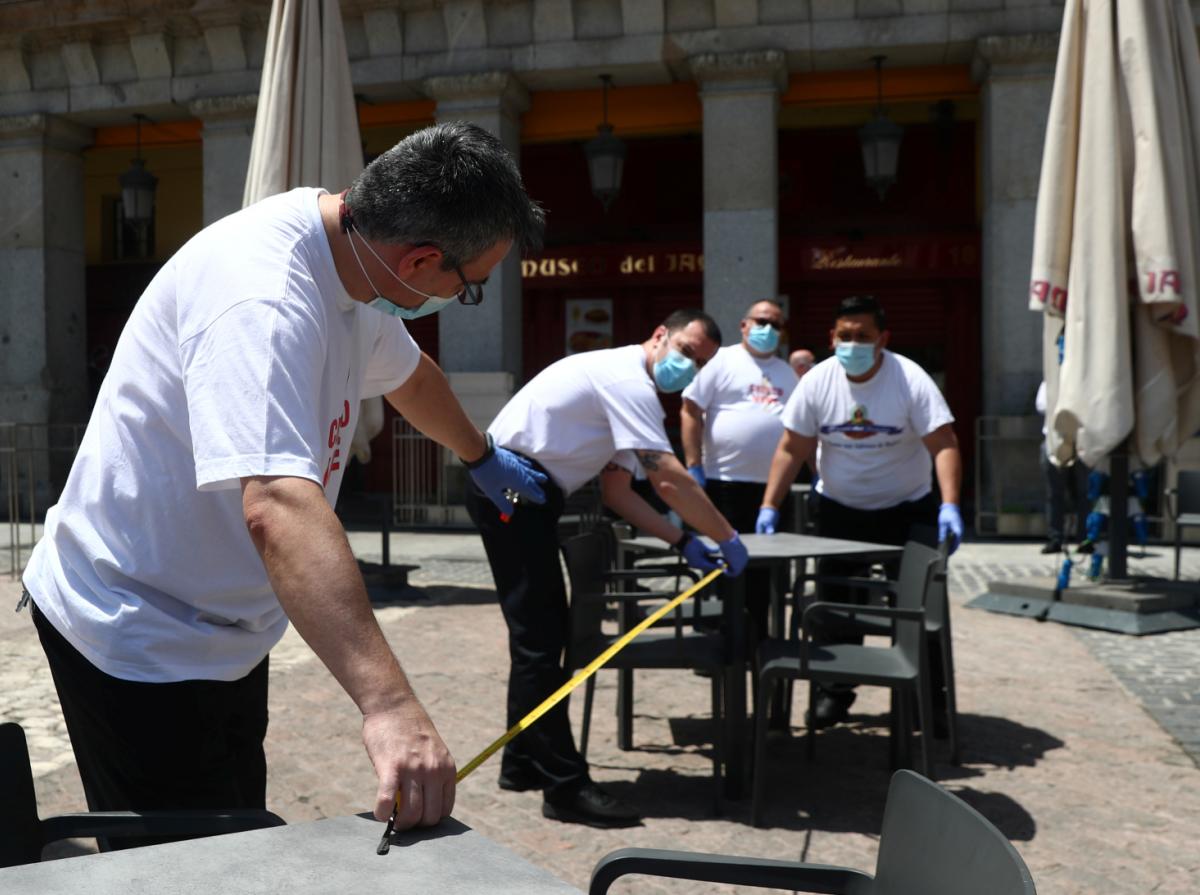 trabajadores bar plaza mayor madrid miden distancia mesas reabrir coronavirus 1963871