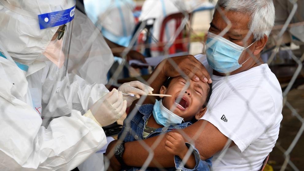EuropaPress 3260791 03 august 2020 malaysia alor setar child cries while undergoing coronavirus 20200803132516 kWGH U482648533516TPF 992x558LaVanguardia Web