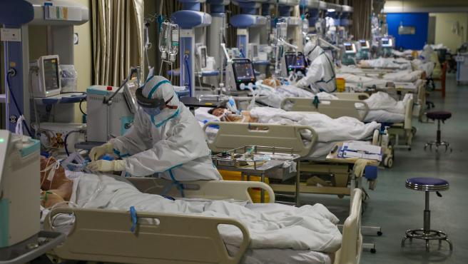 personal medico atiende a enfermos en un hospital en wuhan china