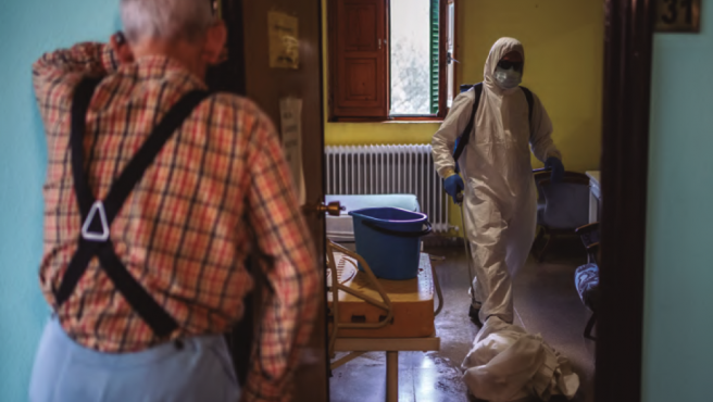 un hombre espera a que desinfecten su habitacion en una residencia de mayores
