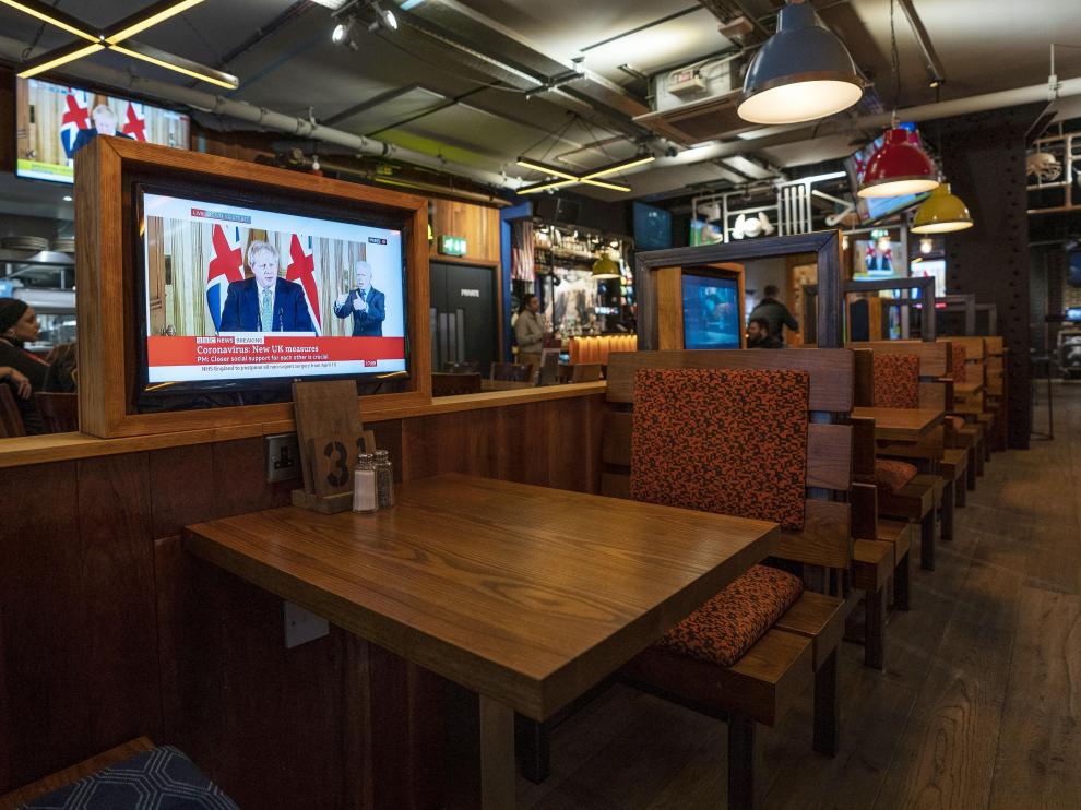 una television muestra una imagen de boris johnson en un pub vacio en londres.r d.2597 1731