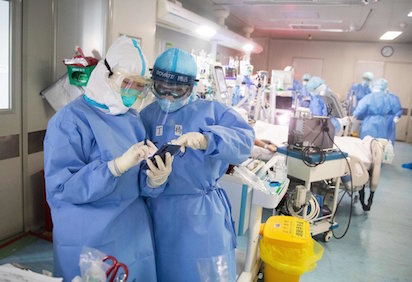 dos medicos consultan unos datos hospital wuhan 1584944957274