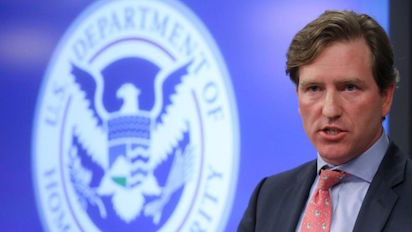 TRUMP Y EL DIRECTOR DE CIBERSEGURIDAD: YO LO PONGO, YO LO QUITO