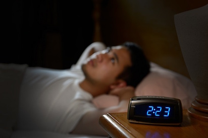 hombre deprimido que sufre insomnio acostado cama 126277 593