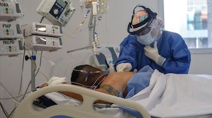 una doctora controla estado paciente covid 19 ingresado una uci hospital posadas buenos aires 1592495678310