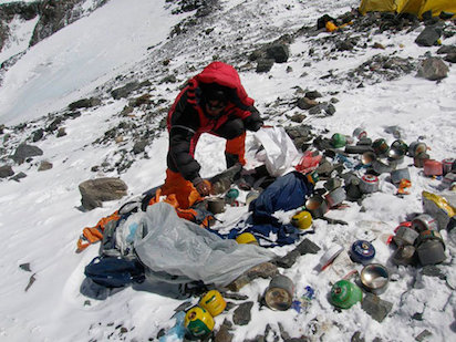 EVEREST: EL BASURERO DE LOS “AMANTES DE LA MONTAÑA”