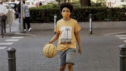 EuropaPress 3170574 nino actor modelo hugo ndiaye 10 anos cruza paso cebra pelota baloncesto primer 20200528151533 kfSE U4815965972294UD 992x558LaVanguardia Web