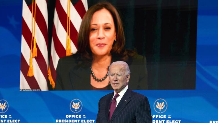 CURIOSA NOTA EN EL PAIS SOBRE TRUMP Y BIDEN