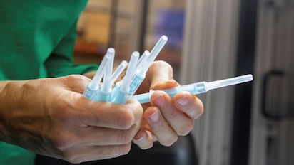 aragonesa inspecciona jeringuilla administrar coronavirus 1414668521 16119478 1200x675