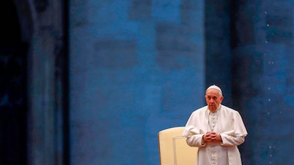 papa francisco en la oracion en el vaticano copia