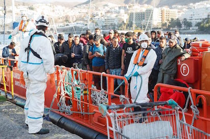 VERGÜENZA: INMIGRANTES DURMIENDO EN EL SUELO EN CANARIAS